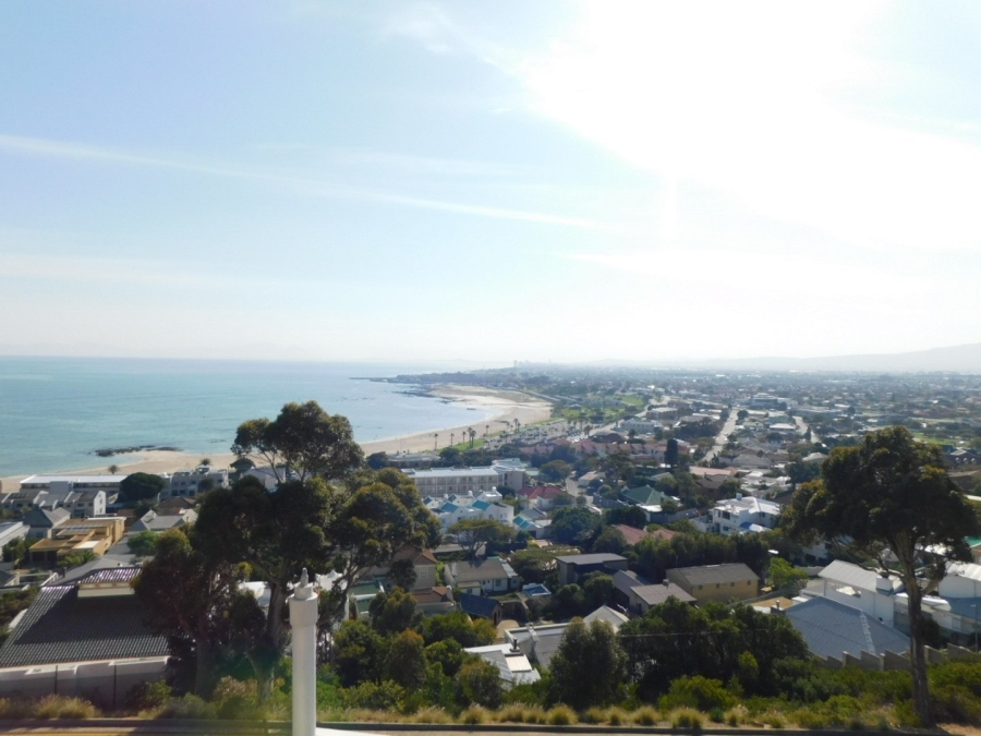 6 Bedroom Property for Sale in Mountainside Western Cape